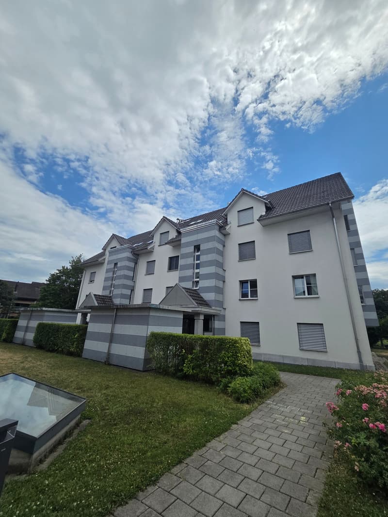 Grosszügige 6.5-Zimmer-Wohnung mit Balkon und Garage in Rümlang (1)