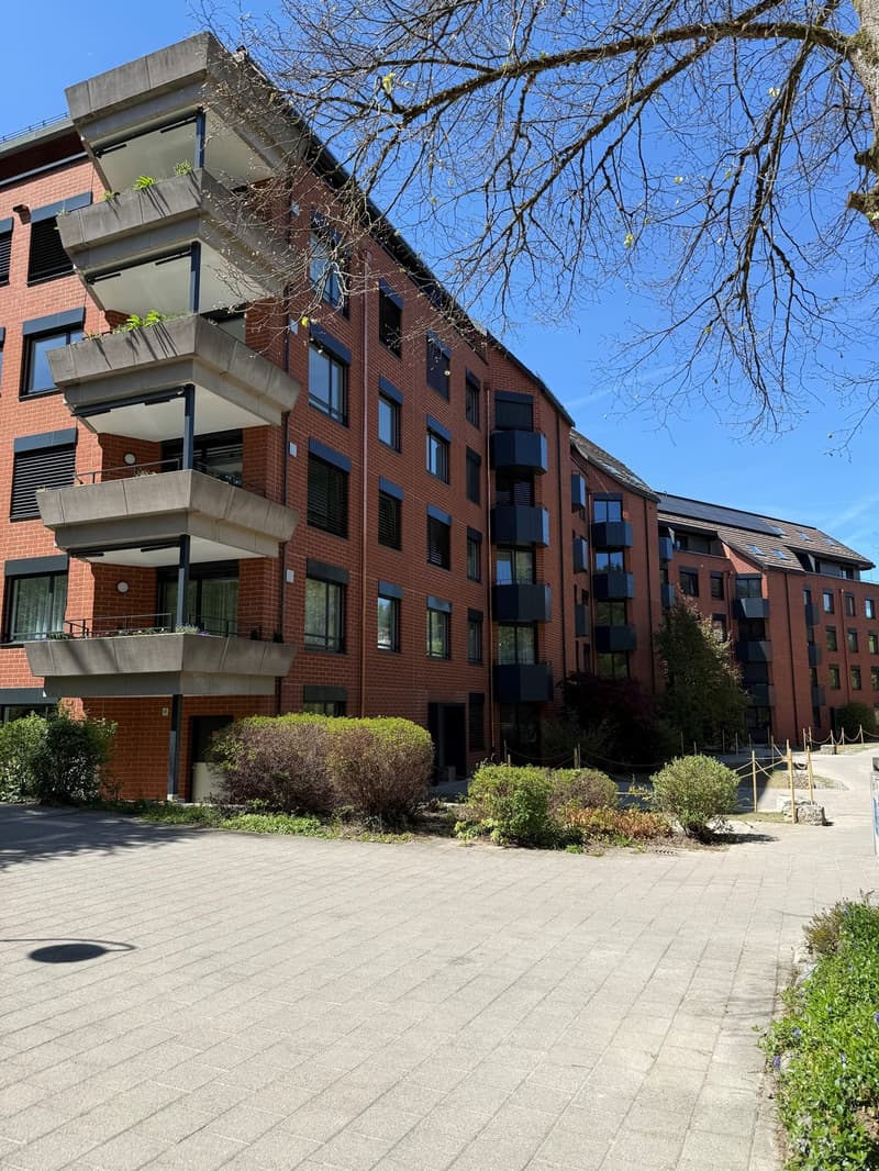 Grosszügige 3.5 Zimmer-Wohnung mit 115m² im Brünnlipark Opfikon (2)