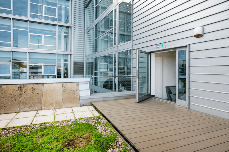 BEZUGSBEREITES ECKBÜRO MIT EXKLUSIVER TERRASSE IM KOWERK (3)