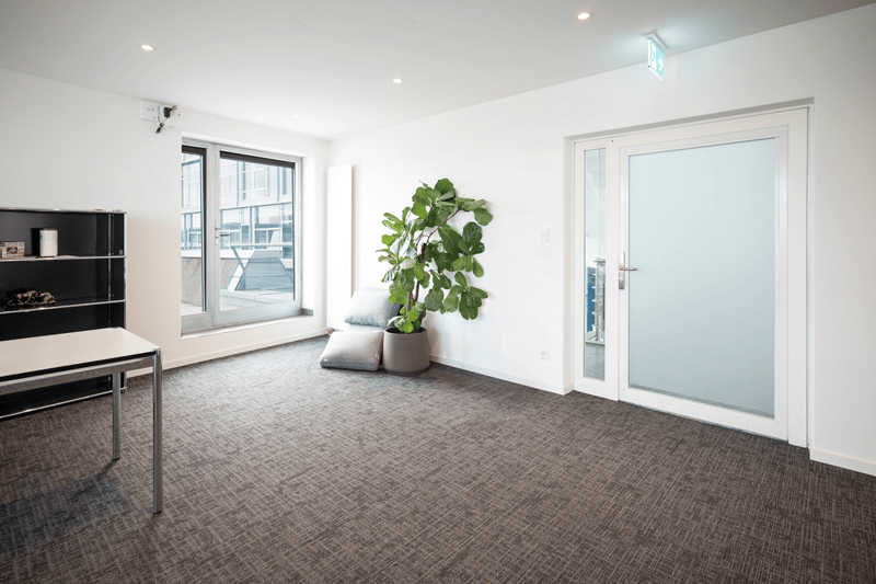 BEZUGSBEREITES ECKBÜRO MIT EXKLUSIVER TERRASSE IM KOWERK (4)