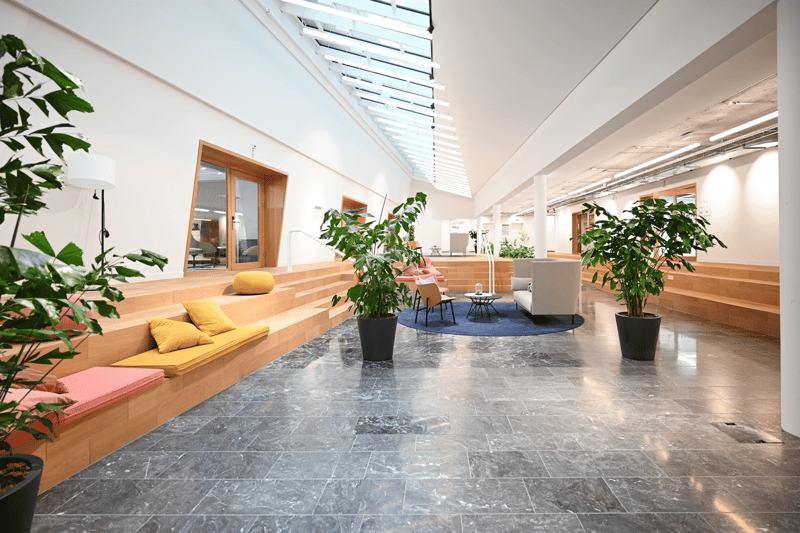 BEZUGSBEREITES ECKBÜRO MIT EXKLUSIVER TERRASSE IM KOWERK (2)