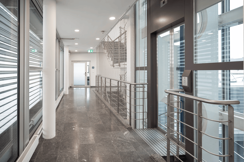 BEZUGSBEREITES ECKBÜRO MIT EXKLUSIVER TERRASSE IM KOWERK (9)