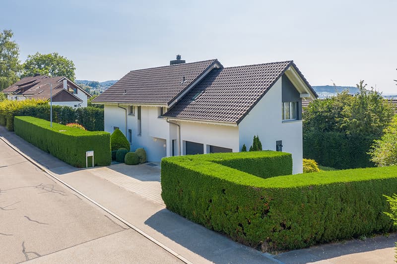 Exklusives freistehendes Einfamilienhaus in bester Lage in Wettswil am (2)