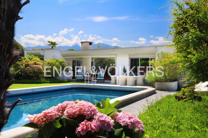 Eleganz und Weite: Bungalow-Villa mit schönem Garten und grossem Pool (2)