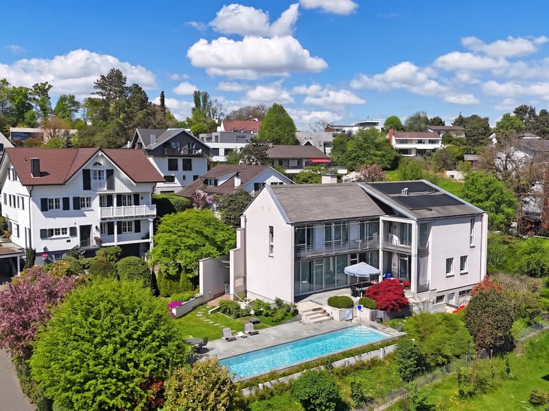 Stilvolles Zuhause mit Pool und traumhaftem Garten (8)