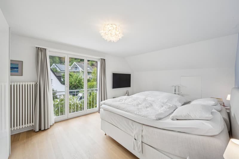 Stilvolles Einfamilienhaus mit Baulandreserve im Grünen (6)