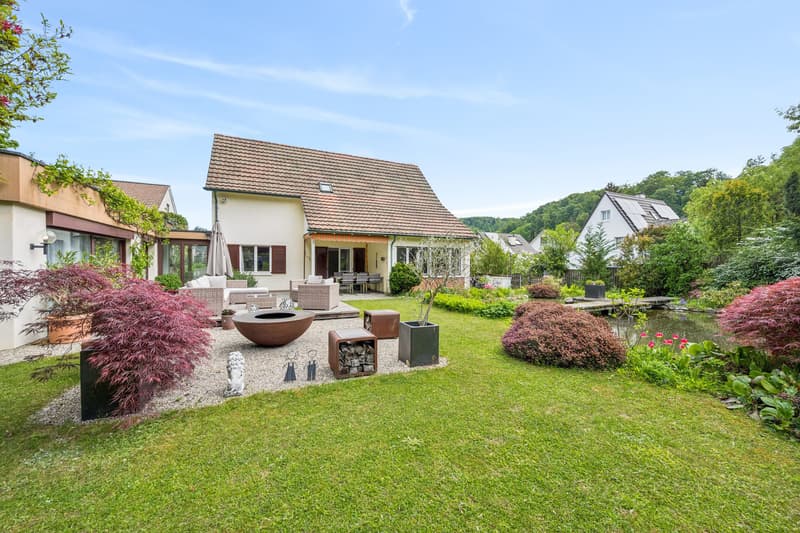 Stilvolles Einfamilienhaus mit Baulandreserve im Grünen (1)