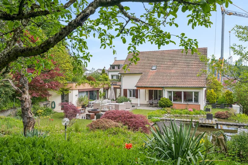 Stilvolles Einfamilienhaus mit Baulandreserve im Grünen (2)