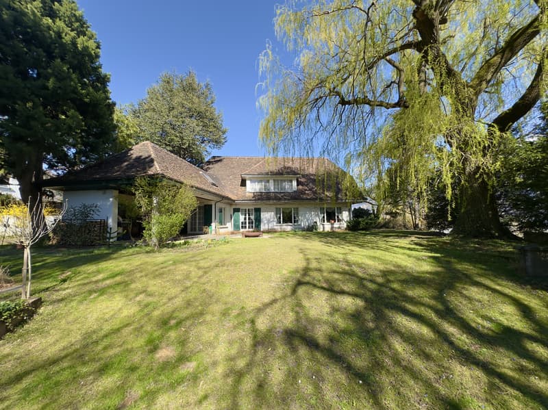 Englisches Landhaus mit grossem Grundstück & Baulandreserve (2)