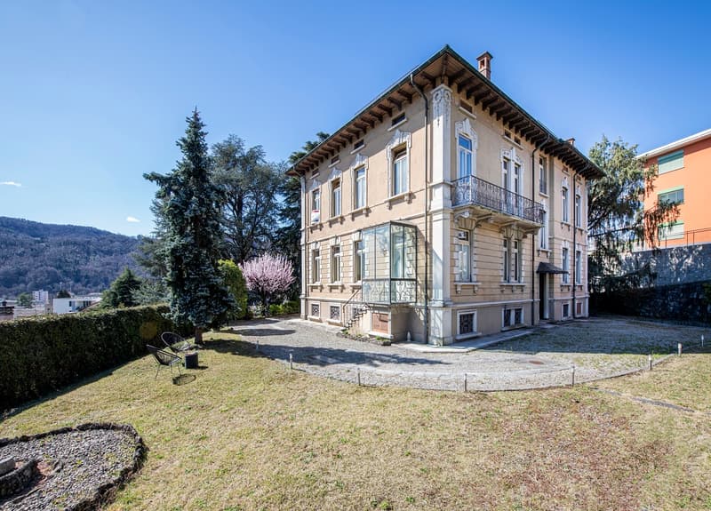 Antike Villa mit Bauland (2)