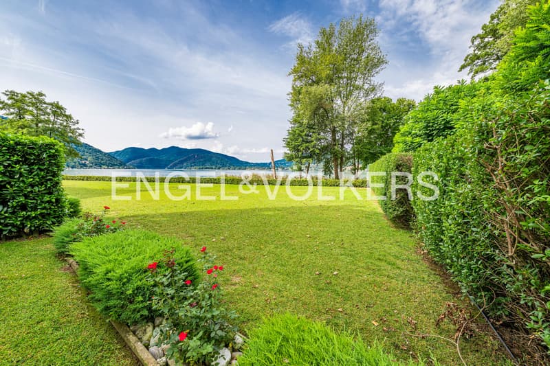 Prestigiosa residenza fronte lago | appartamento con giardino (2)