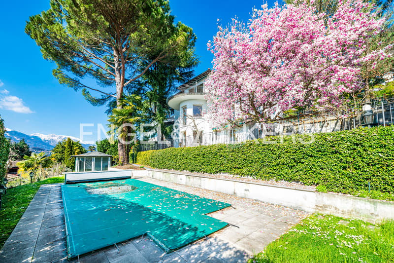 Villa d'epoca di prestigio con vista lago (12)