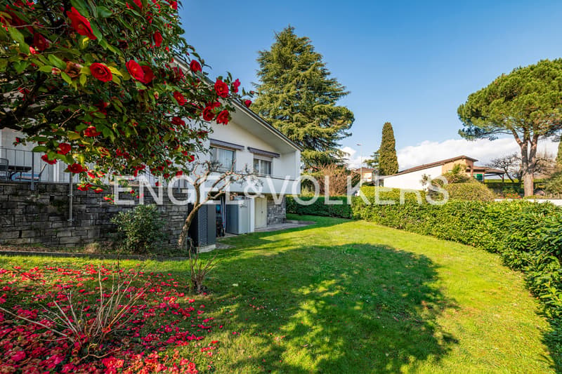 Freistehende Villa mit Bauland (2)