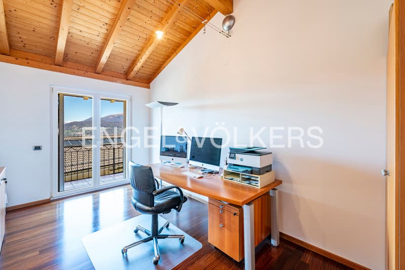 Villa con vista aperta in zona residenziale (9)