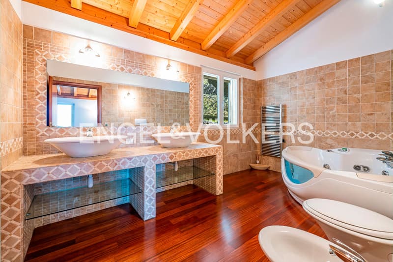 Villa con vista aperta in zona residenziale (10)