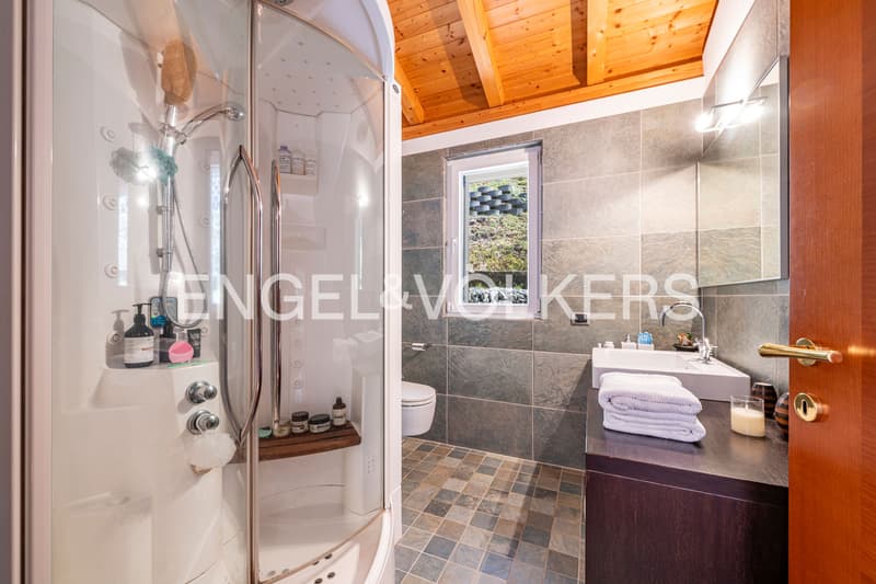 Villa con vista aperta in zona residenziale (12)