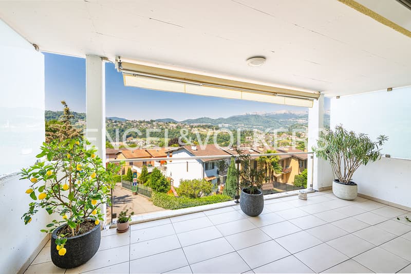 Moderno appartamento con terrazza e vista aperta (2)