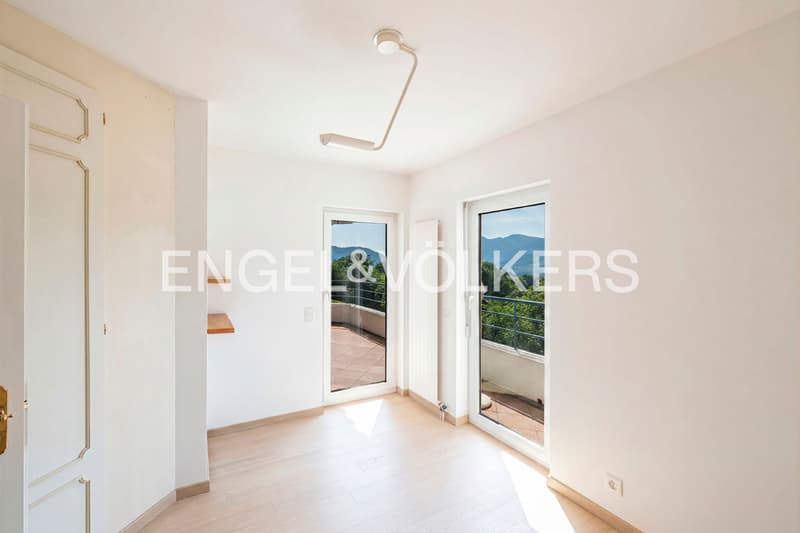 Appartamento con ampia terrazza e vista lago (8)