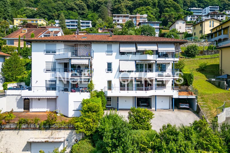 Appartamento con ampia terrazza e vista lago (13)