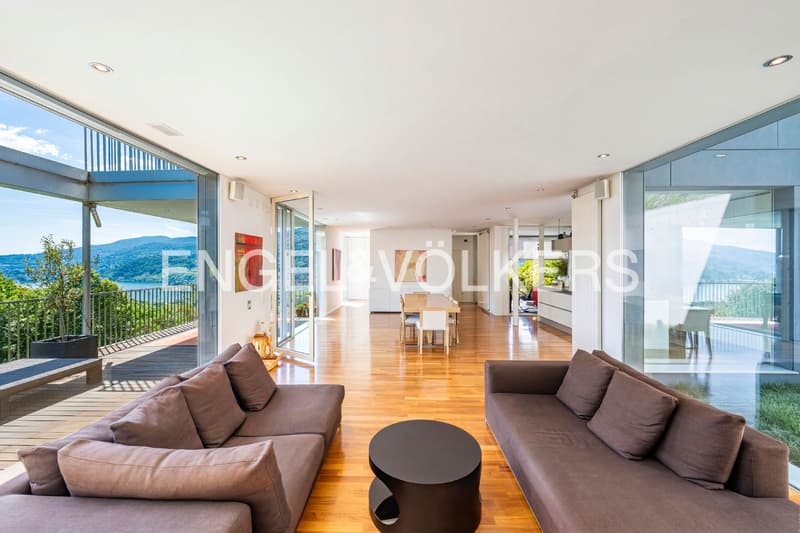 Moderna villa con vista lago e piscina (3)