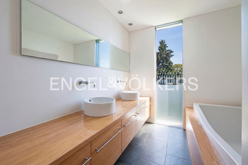 Moderna villa con vista lago e piscina (9)