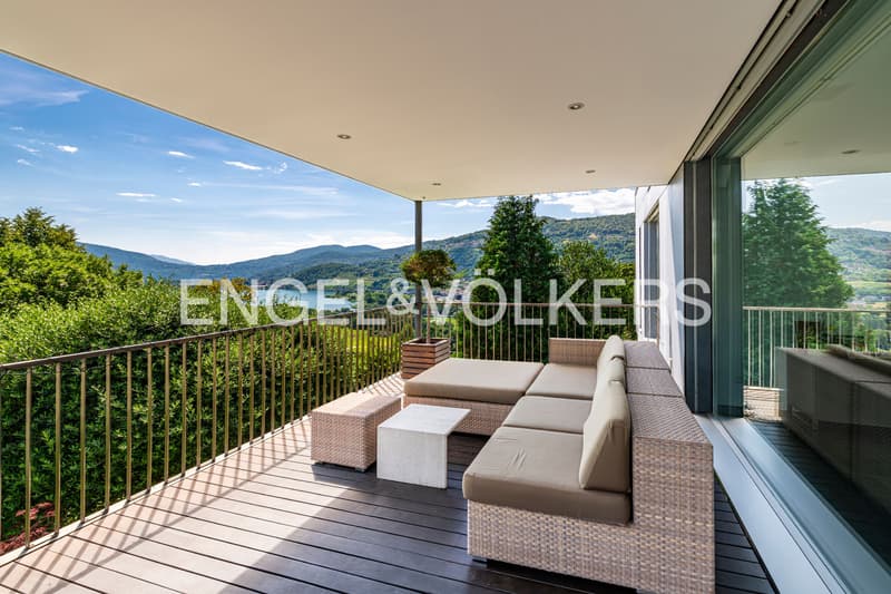 Moderna villa con vista lago e piscina (10)