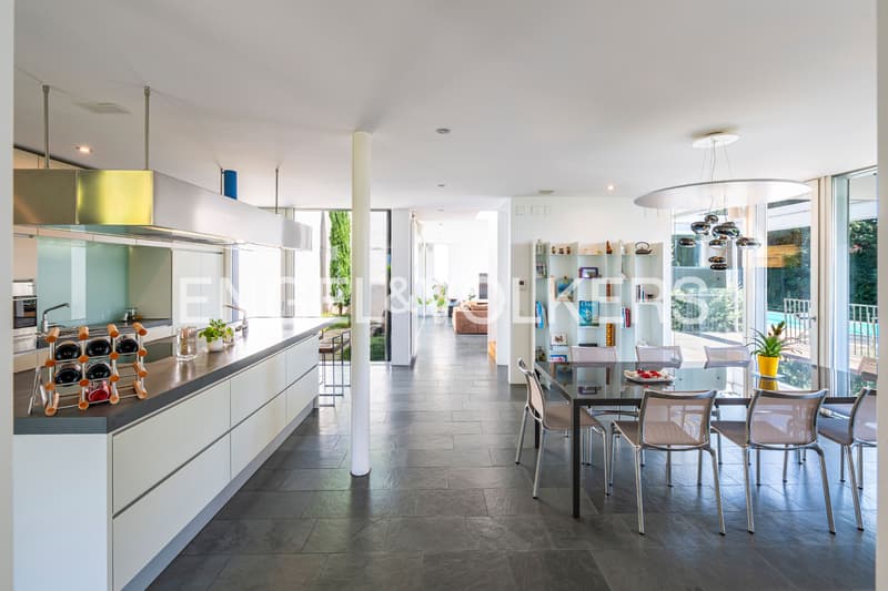 Moderna villa con vista lago e piscina (5)