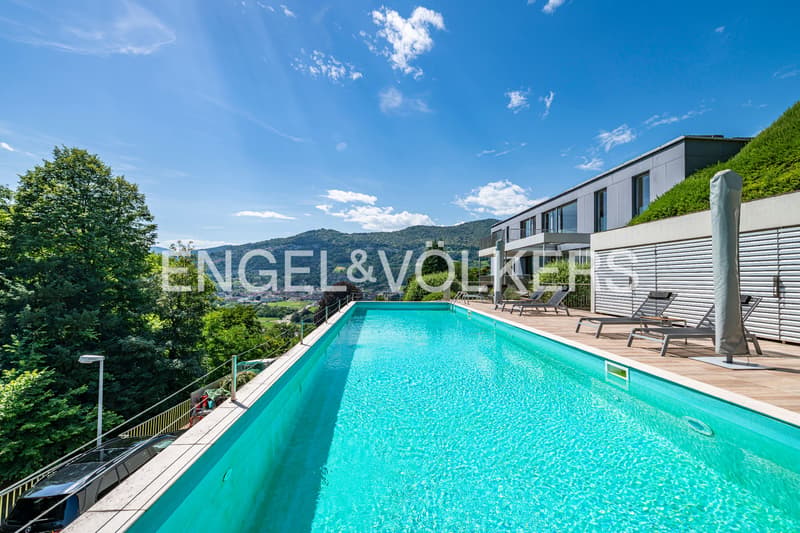 Moderna villa con vista lago e piscina (2)