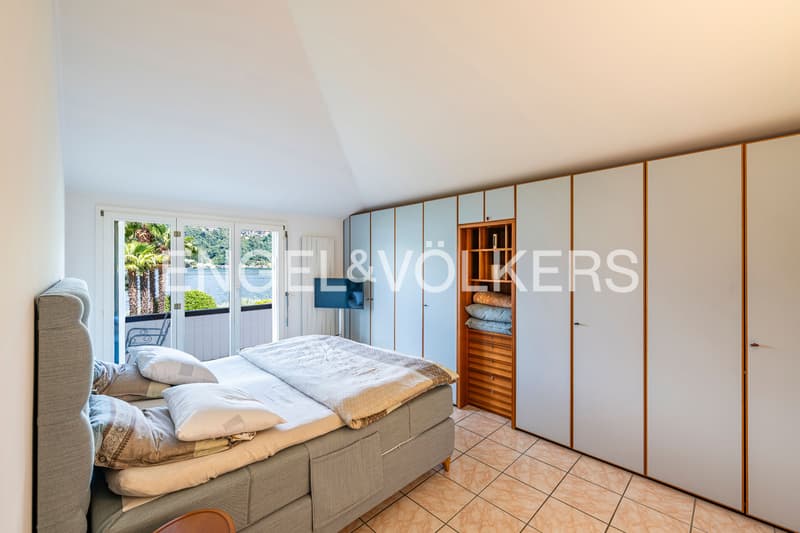 Esclusiva villa con piscina in prima linea sul lago (7)