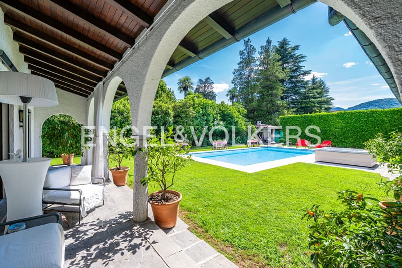 Esclusiva villa con piscina in prima linea sul lago (11)
