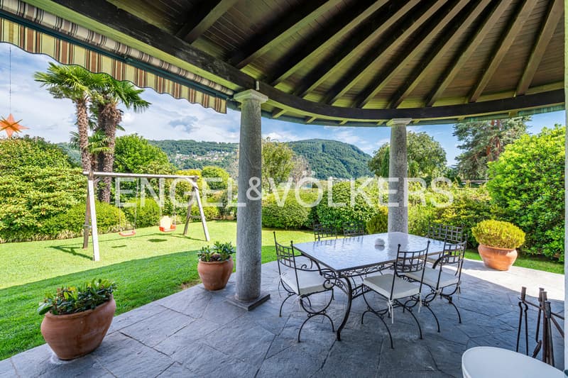 Esclusiva villa con piscina in prima linea sul lago (10)