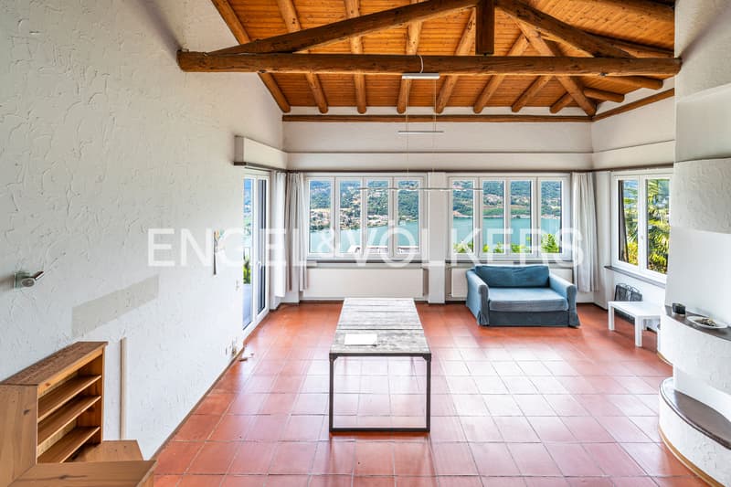 Villa da ristrutturare con vista lago (2)