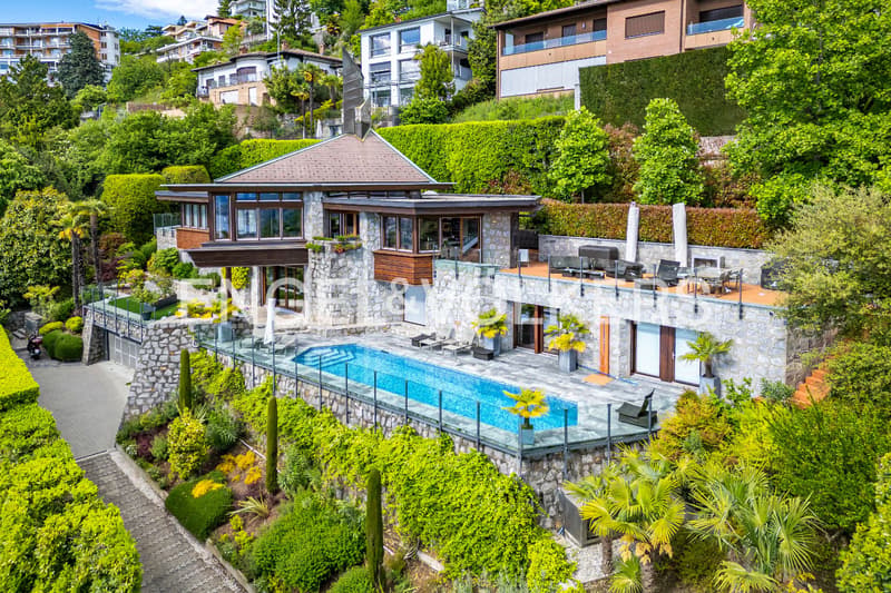 Esclusiva villa di design con vista lago e piscina (3)