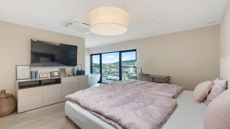 Private Spa-Atmosphäre mit Skyline-Blick.