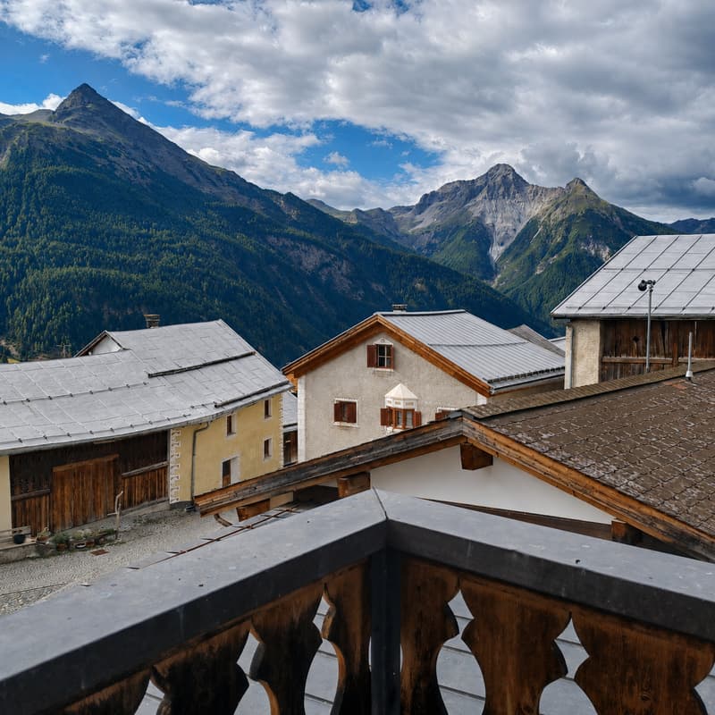 Alpine Idylle in Tschlin: Grosszügiges Engadinerhaus mit Stall (3)