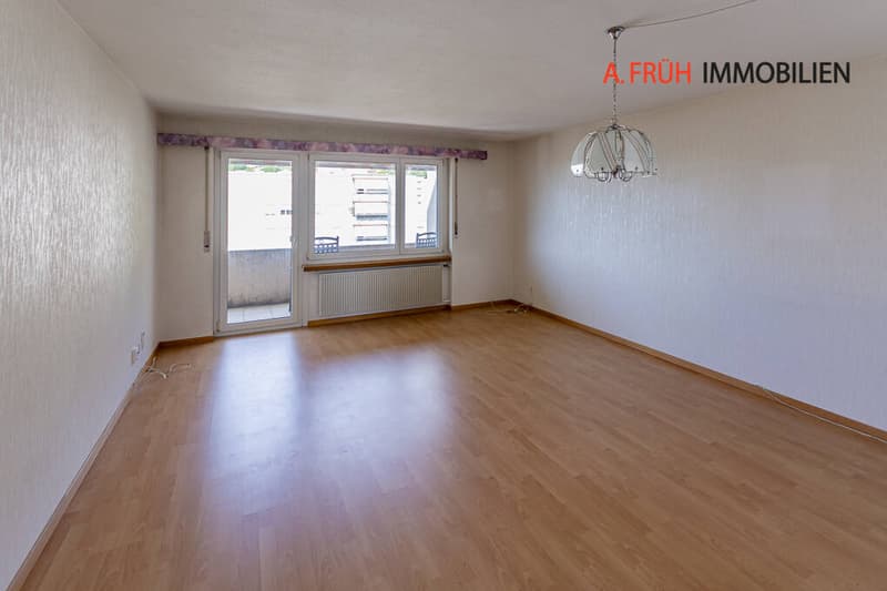 Wohnzimmer mit direkten Zugang zum Balkon