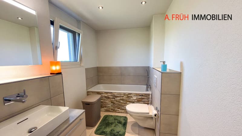 2.5-Zimmer-Attikawohnung mit zwei Einstellhallenplätzen (5)