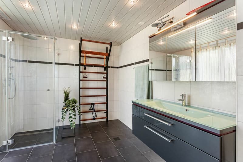 Attraktive 4.5-Zimmer-Wohnung mit grosszügiger Terrasse, Garage und Aussenparkplatz (8)