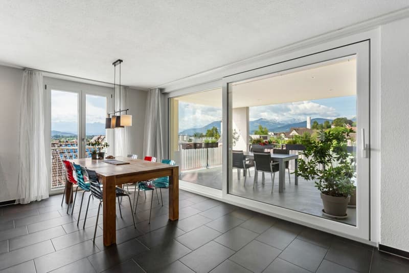 Attraktive 4.5-Zimmer-Wohnung mit grosszügiger Terrasse, Garage und Aussenparkplatz (6)
