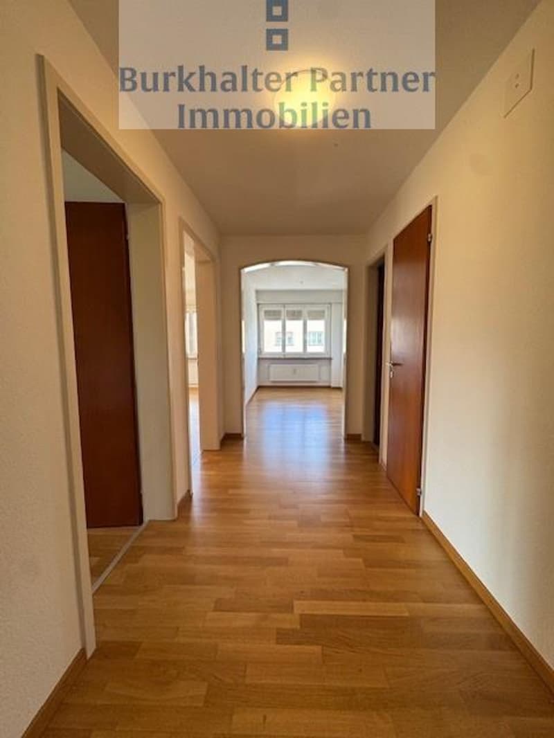 Helle und geräumige 3,5-Zimmerwohnung zu vermieten (9)