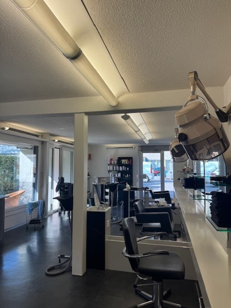 Attractive commercial property in a well-connected location - versatile use (2)