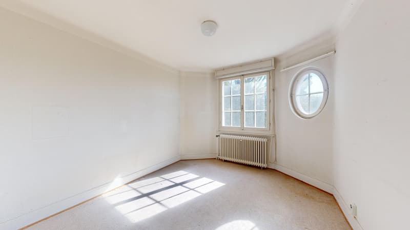 empty room, white walls, white ceiling, white floor, window, radiator