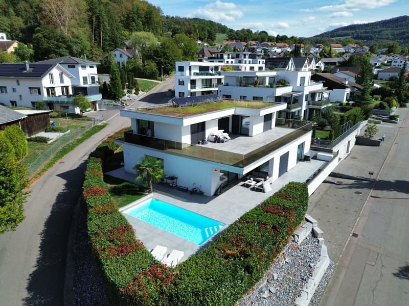 7.5-Zimmer-Villa mit Pool und grosszügigem Raumangebot (2)