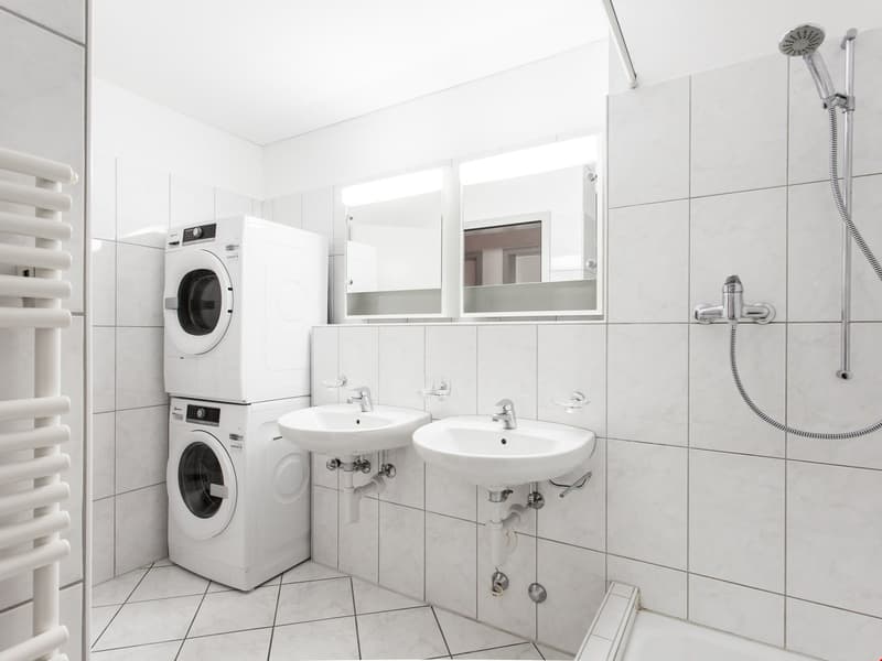 Bei den Fotos handelt es sich um sinngemässe Bilder der gleichen Wohnung im 2. Obergeschoss