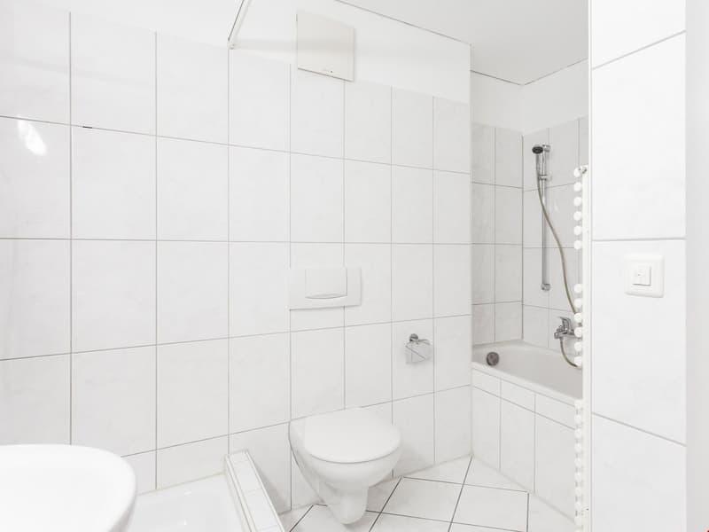 Bei den Fotos handelt es sich um sinngemässe Bilder der gleichen Wohnung im 2. Obergeschoss