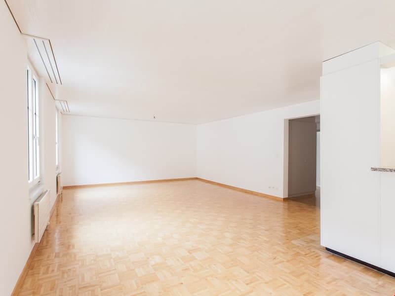 Bei den Fotos handelt es sich um sinngemässe Bilder der gleichen Wohnung im 2. Obergeschoss