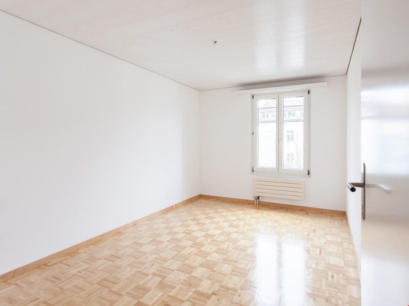 Bei den Fotos handelt es sich um sinngemässe Bilder der gleichen Wohnung im 2. Obergeschoss