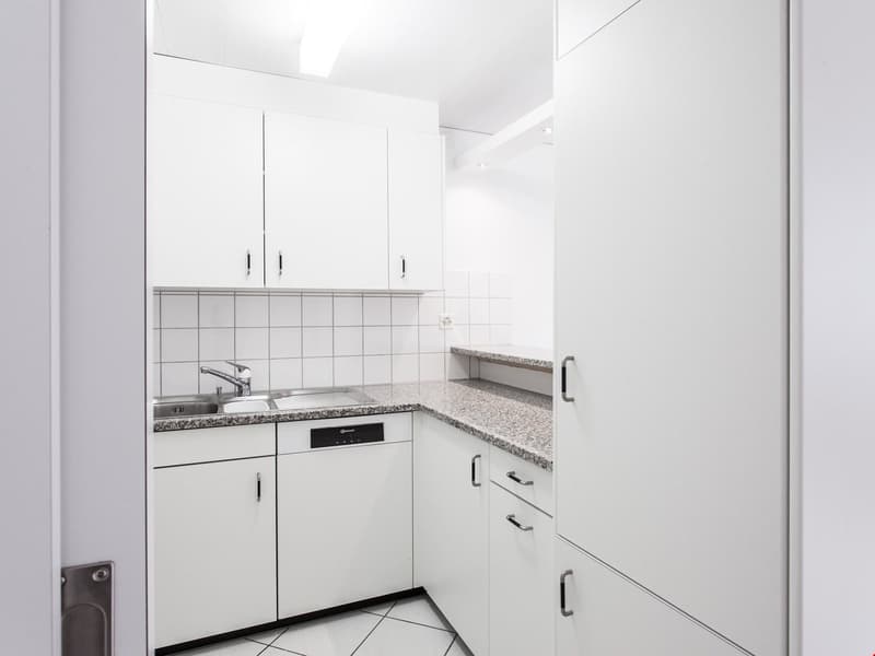 Bei den Fotos handelt es sich um sinngemässe Bilder der gleichen Wohnung im 2. Obergeschoss
