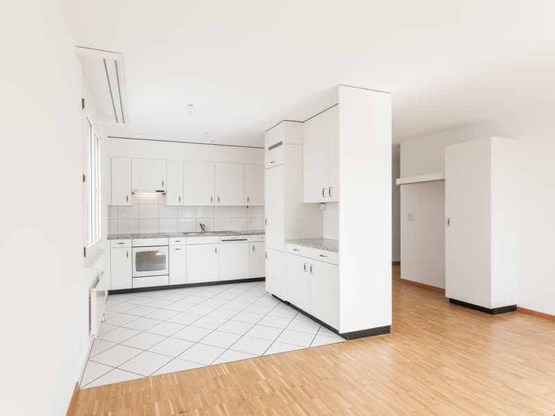 Bei den Fotos handelt es sich um sinngemässe Bilder einer baugleichen Wohnung.