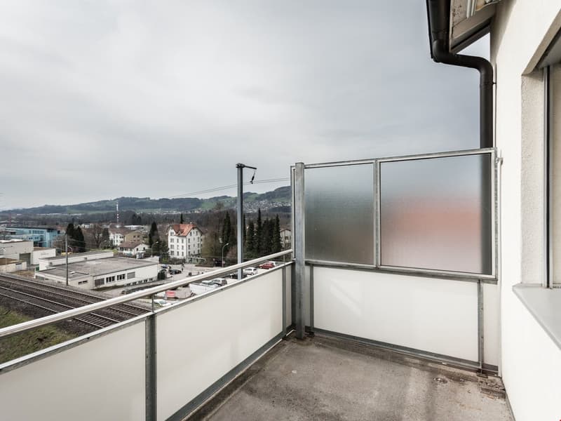 Bei den Fotos handelt es sich um sinngemässe Bilder einer baugleichen Wohnung.